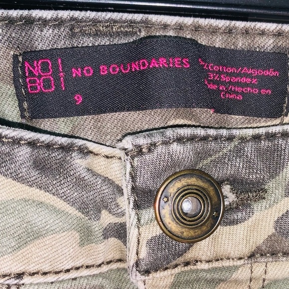 Y2K Era Camouflage Ladies Short Shorts Fits a Size 5/7 Distressed Grunge Emo - Picture 2 of 7